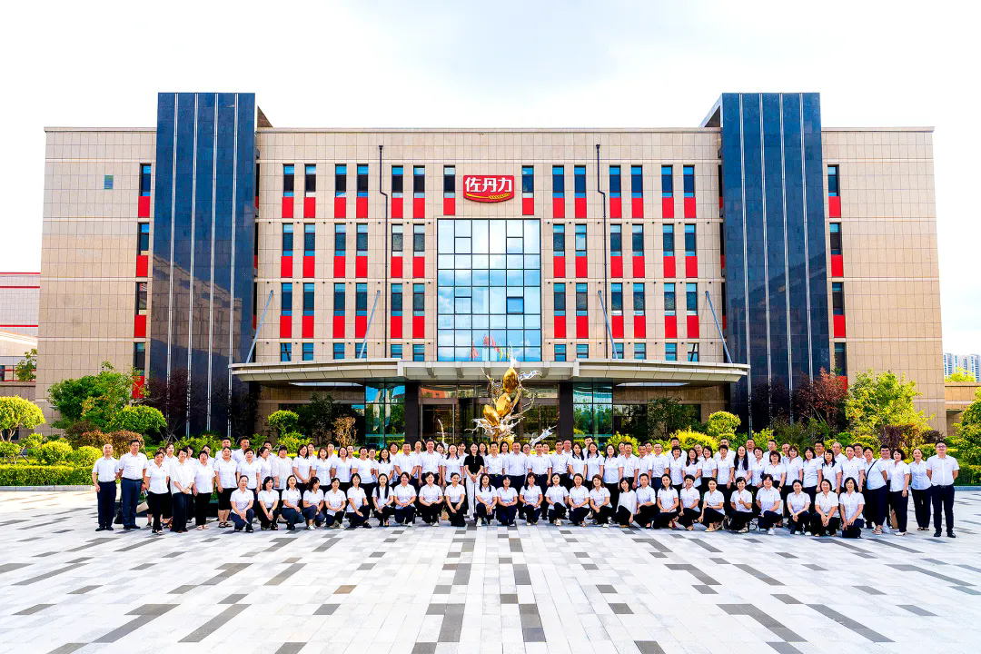 东北师大附小干部研修班走进佐丹力健康产业集团，佐丹力董事长韩丹为研修班作主题分享